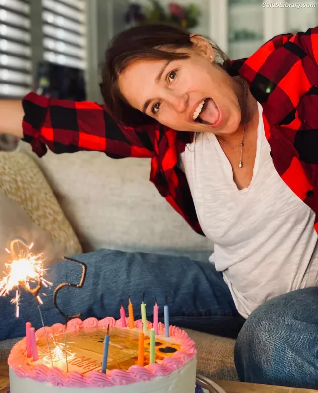 Amy Jo Johnson photo 1 of 87
