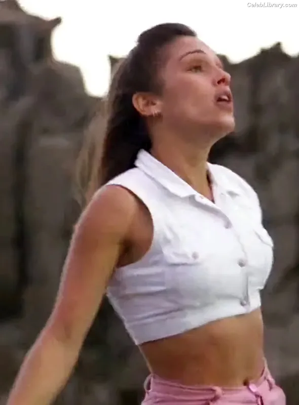 Amy Jo Johnson photo 2 of 87