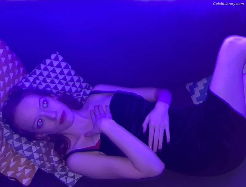 Amybeth McNulty photo 1 of 9