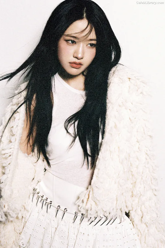 An Yujin photo 2 of 771