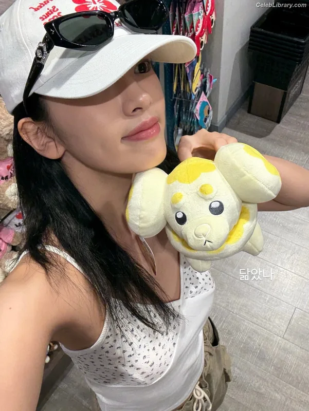 An Yujin photo 2 of 771
