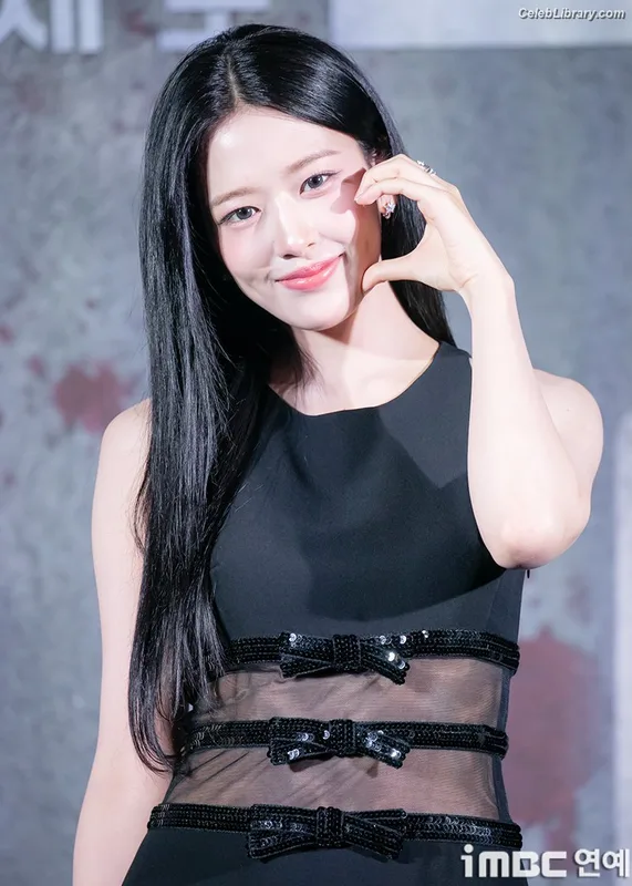 An Yujin photo 21 of 771