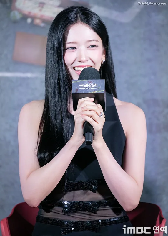 An Yujin photo 9 of 771