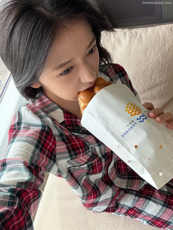 An Yujin photo 3 of 771