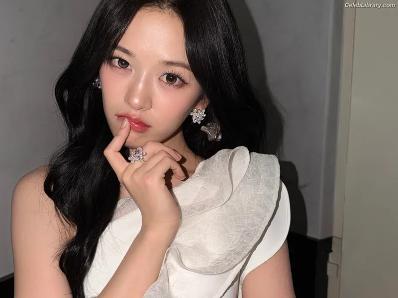 An Yujin photo 3 of 771