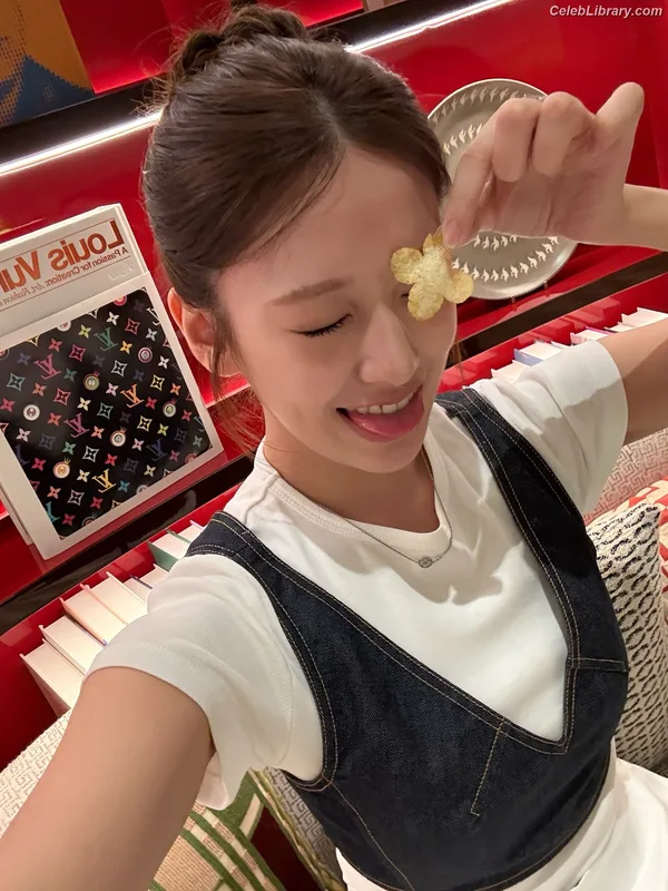 An Yujin photo 14 of 771