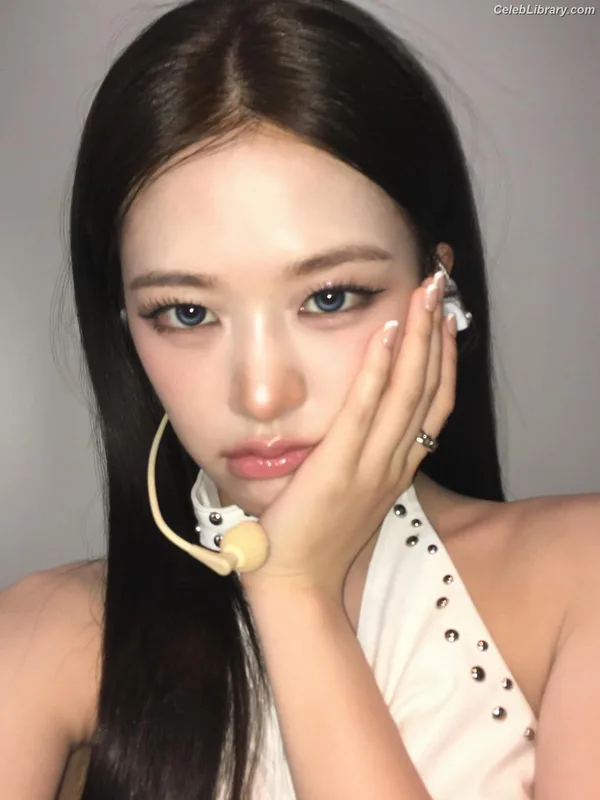 An Yujin photo 2 of 771