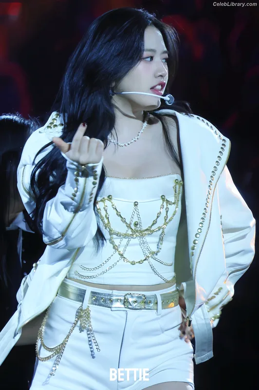An Yujin photo 11 of 771