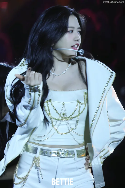 An Yujin photo 12 of 771