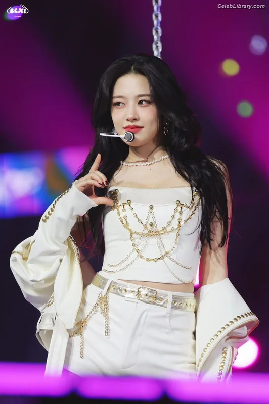 An Yujin photo 1 of 771