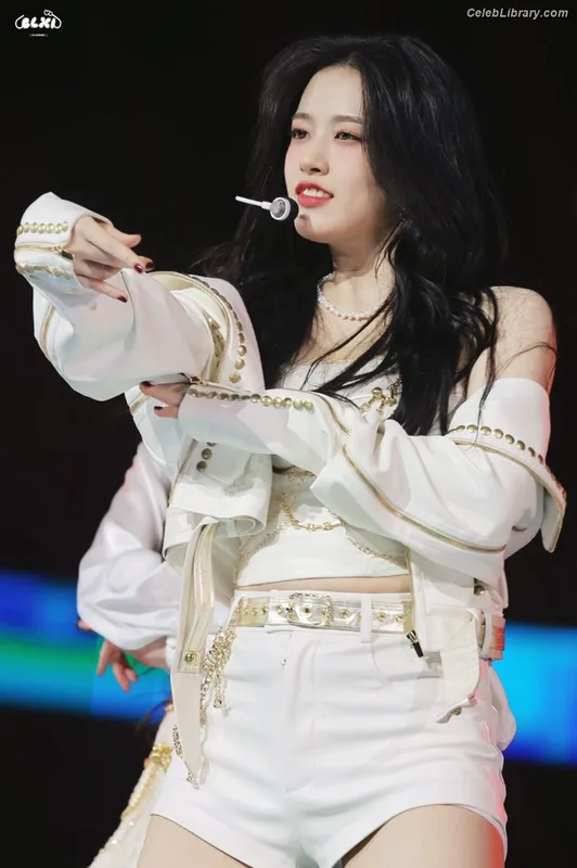 An Yujin photo 3 of 771