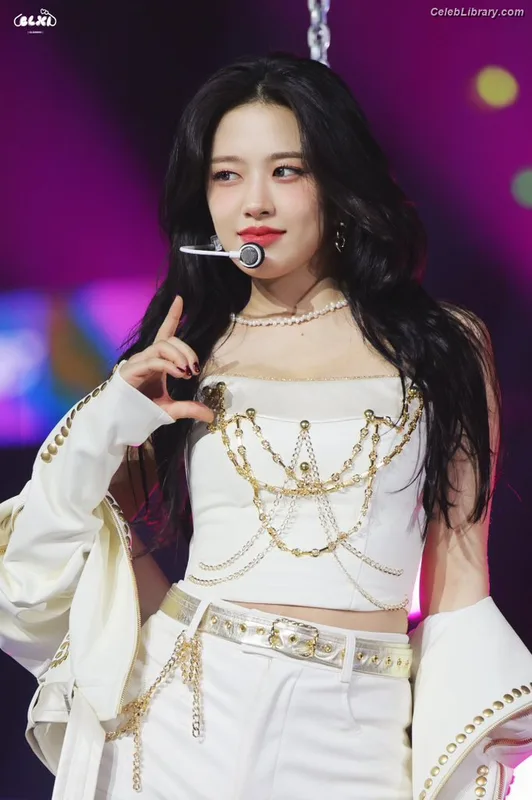 An Yujin photo 4 of 771