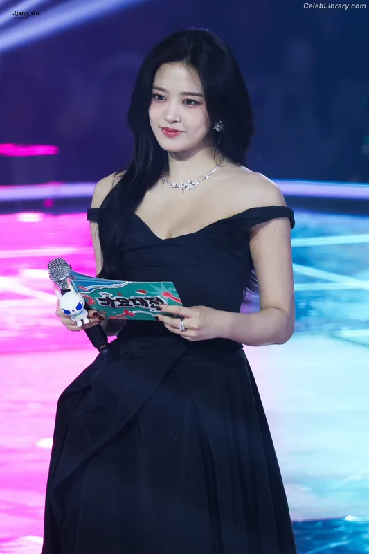 An Yujin photo 1 of 771