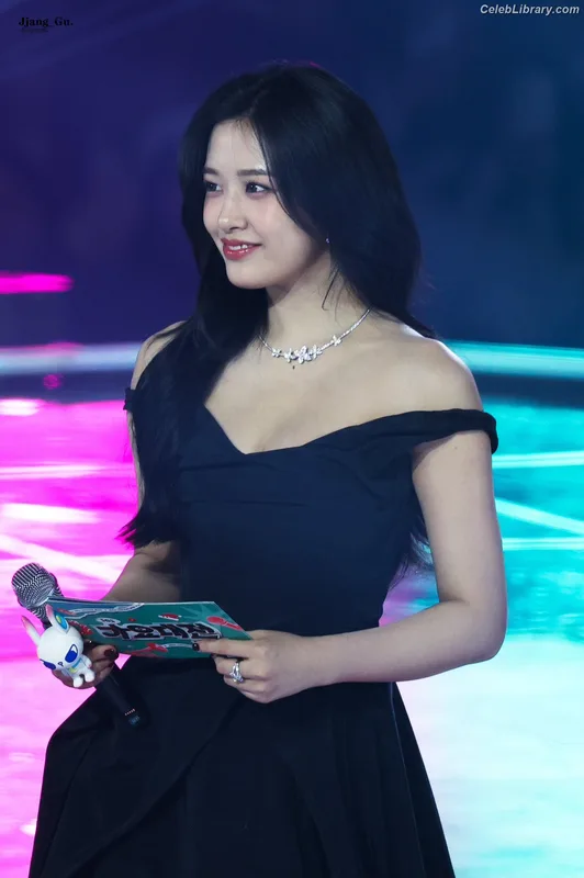 An Yujin photo 2 of 771