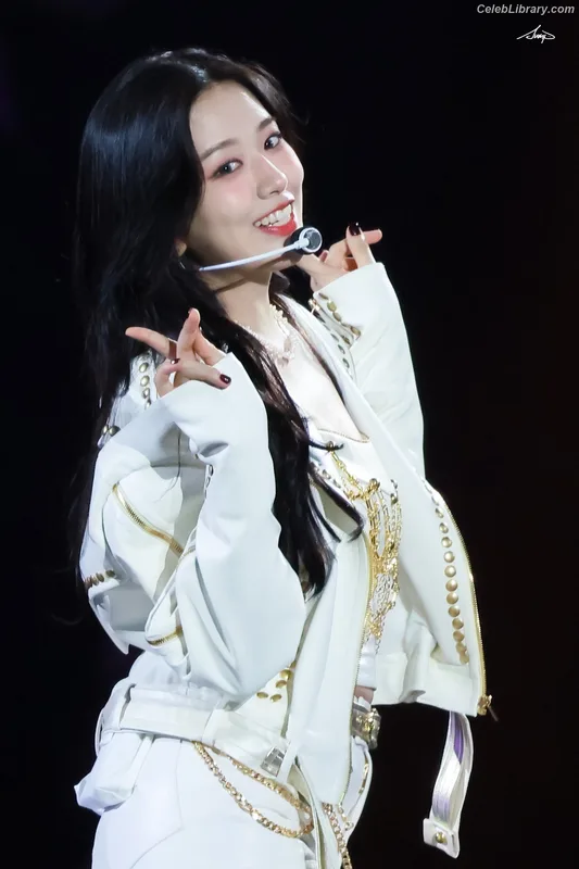 An Yujin photo 10 of 771