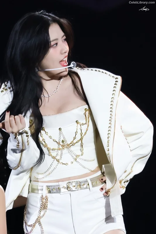 An Yujin photo 11 of 771