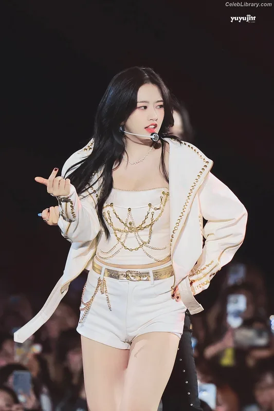 An Yujin photo 4 of 771