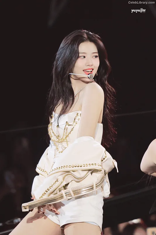 An Yujin photo 5 of 771
