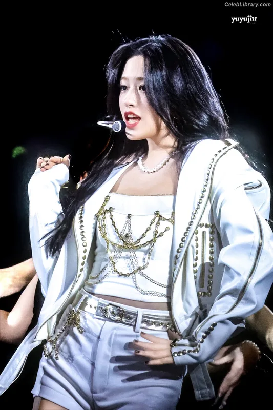 An Yujin photo 12 of 771