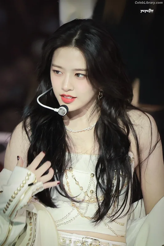An Yujin photo 17 of 771