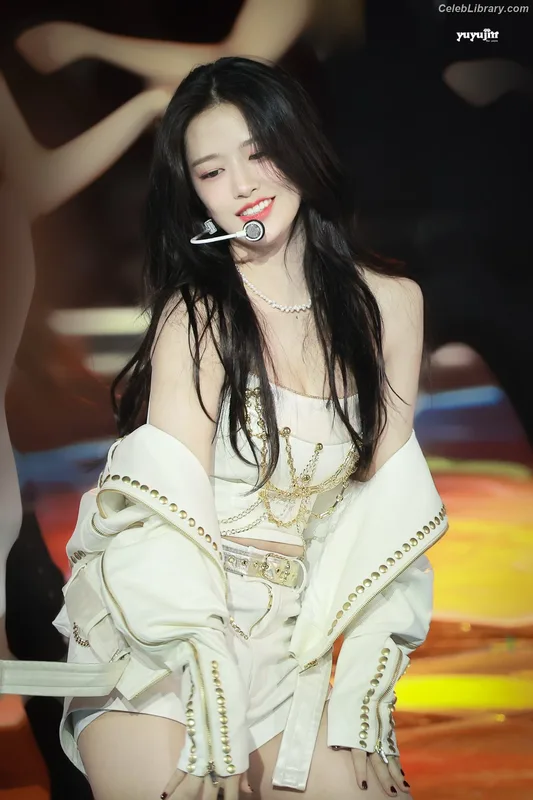 An Yujin photo 18 of 771