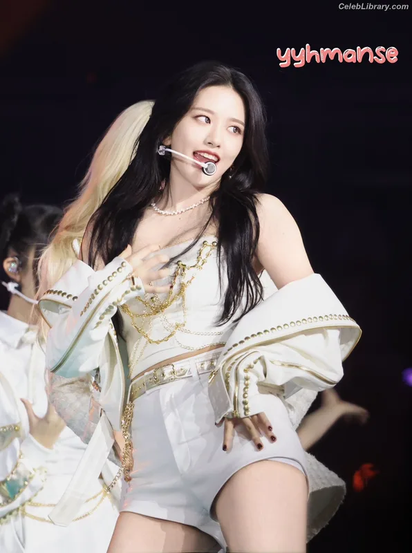 An Yujin photo 2 of 771