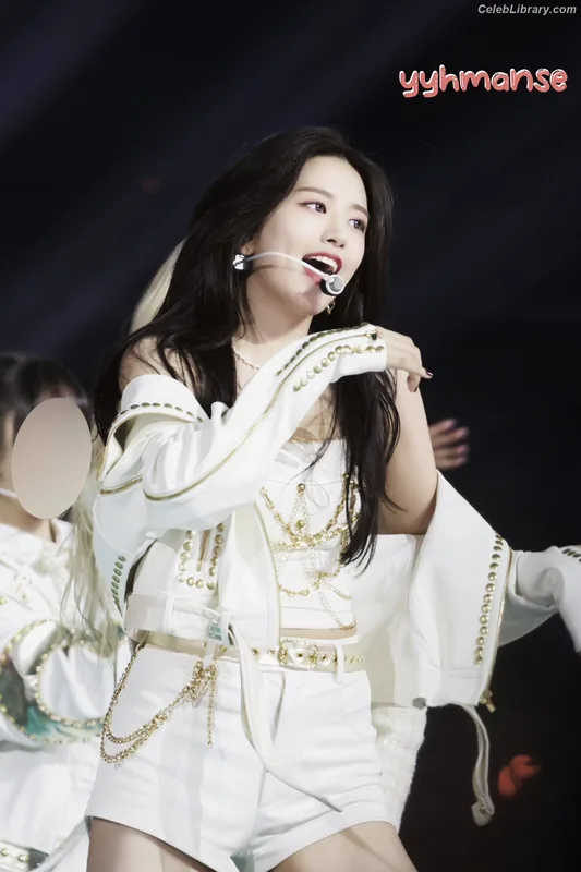 An Yujin photo 3 of 771