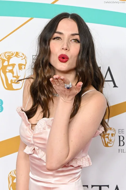 Ana de Armas photo 7 of 3418