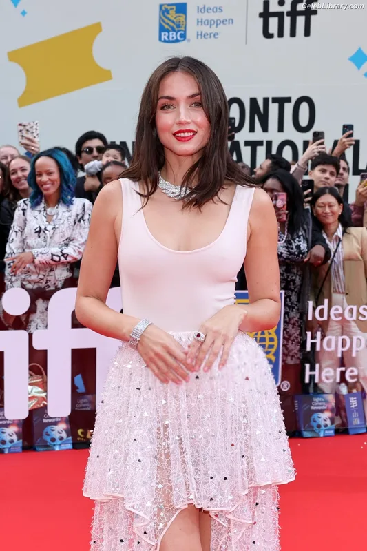 Ana de Armas photo 11 of 3418