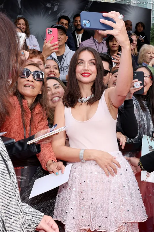 Ana de Armas photo 5 of 3418