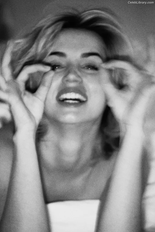 Ana de Armas photo 8 of 3418