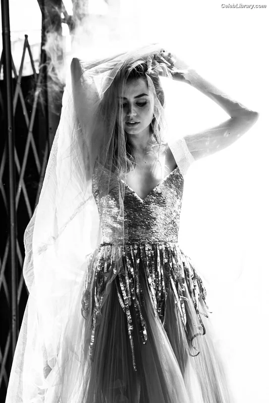 Ana de Armas photo 6 of 3418