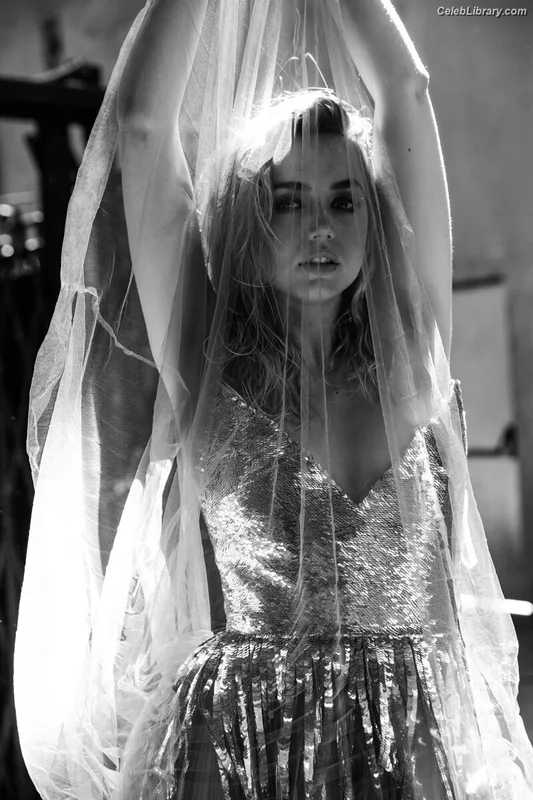 Ana de Armas photo 7 of 3418
