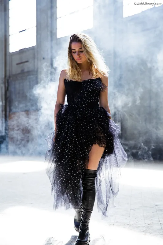 Ana de Armas photo 5 of 3418