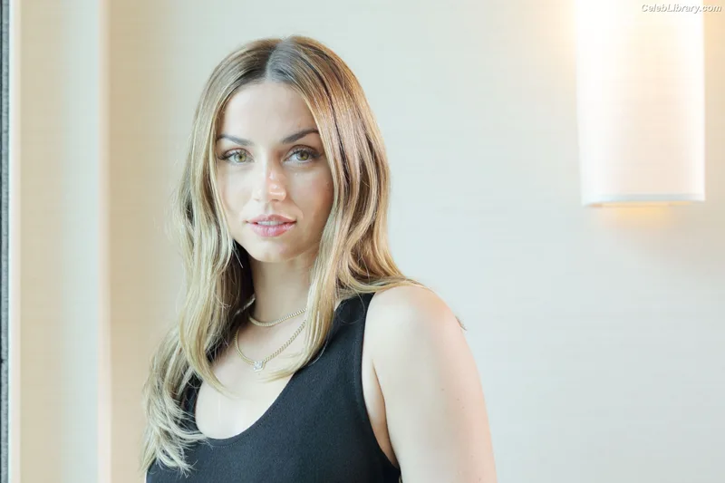 Ana de Armas photo 1 of 3418