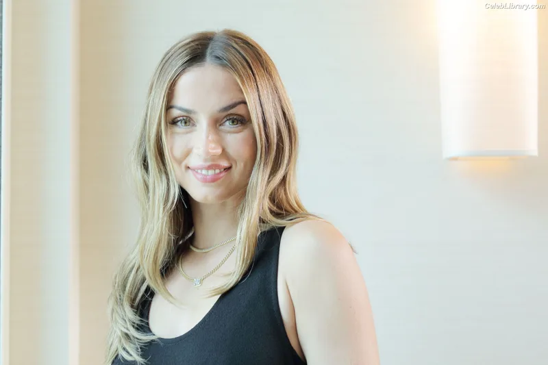 Ana de Armas photo 2 of 3418