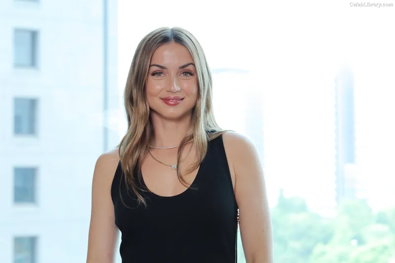 Ana de Armas photo 23 of 3418