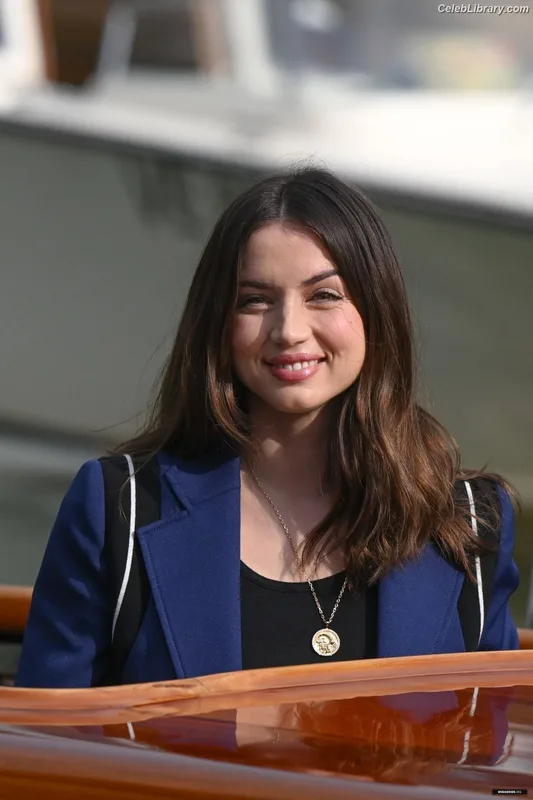 Ana de Armas photo 12 of 3418