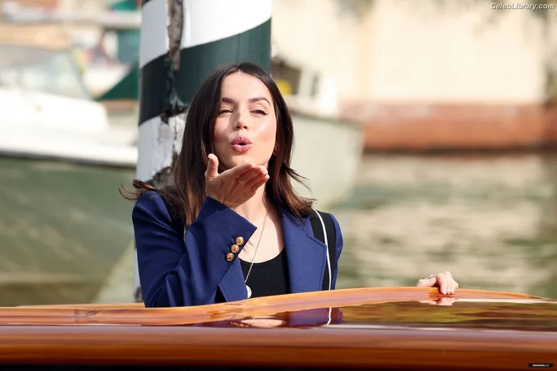 Ana de Armas photo 18 of 3418