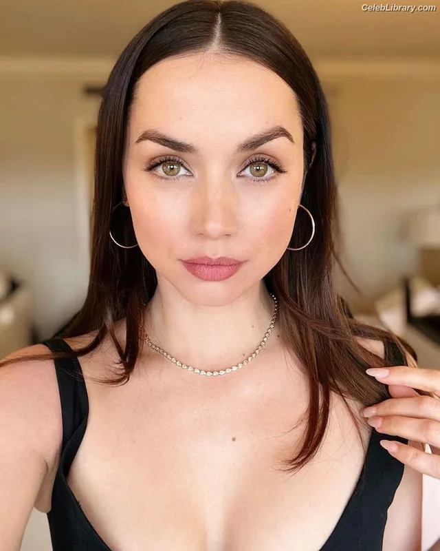 Ana de Armas photo 2 of 3418