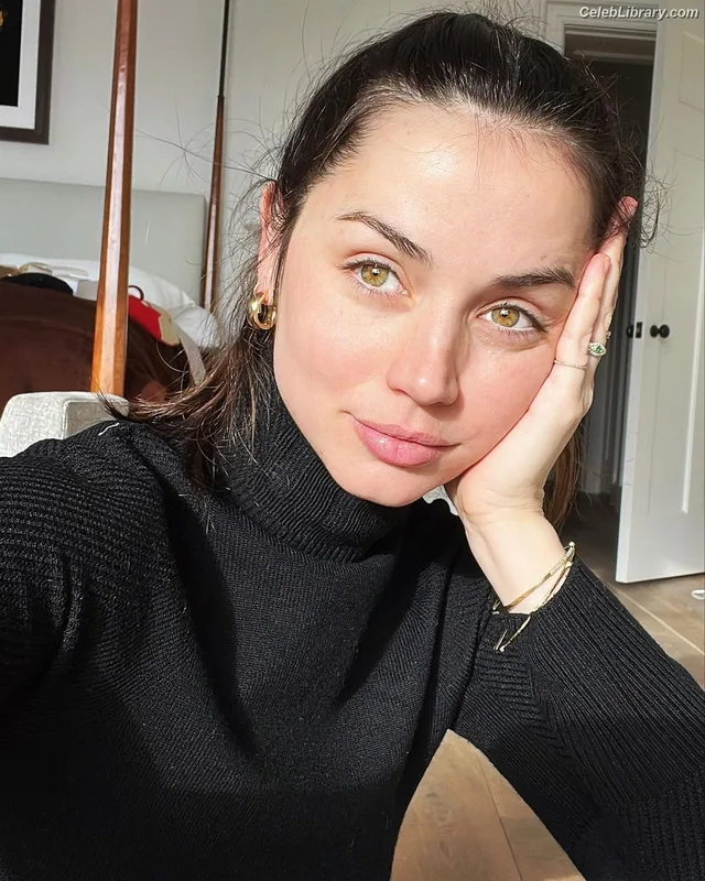 Ana de Armas photo 8 of 3418
