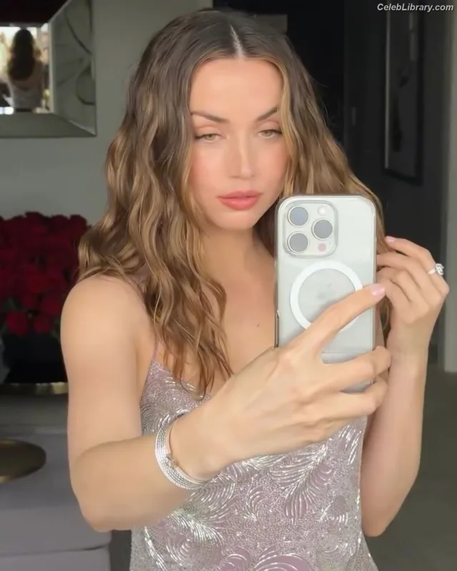 Ana de Armas photo 2 of 3418