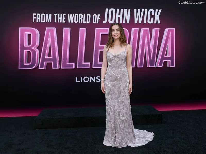 Ana de Armas photo 9 of 3418