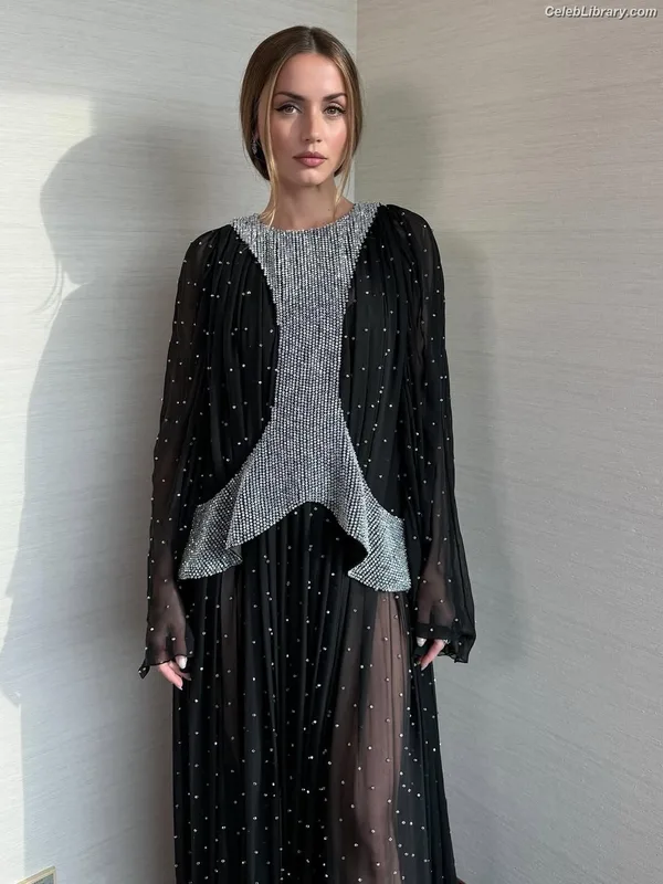 Ana de Armas photo 1 of 3418