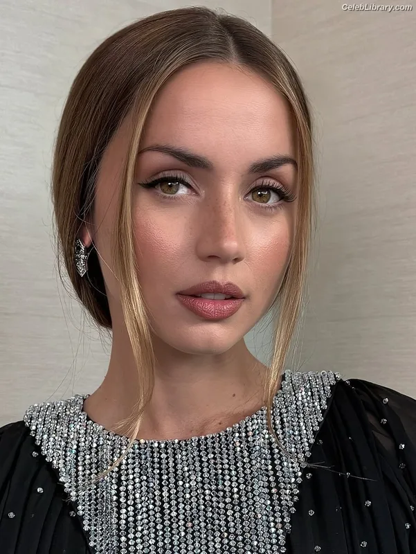Ana de Armas photo 2 of 3418