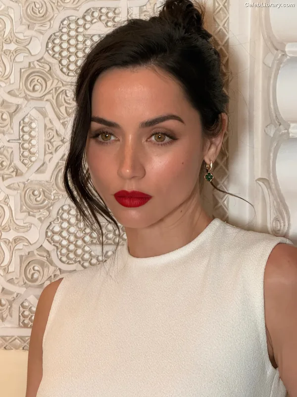 Ana de Armas photo 7 of 3418