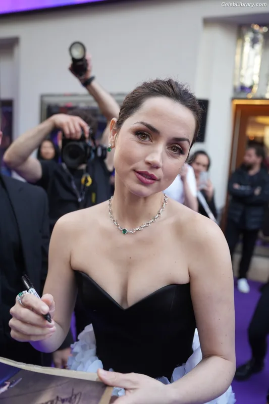 Ana de Armas photo 18 of 3418