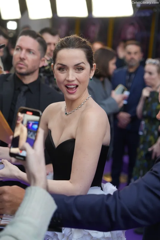 Ana de Armas photo 5 of 3418