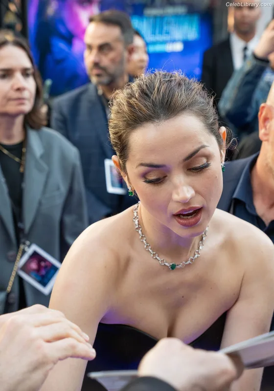 Ana de Armas photo 17 of 3418