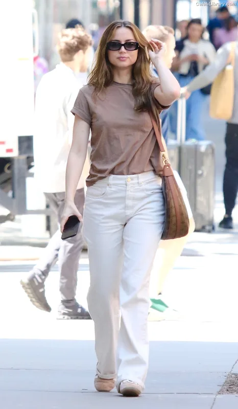 Ana de Armas photo 6 of 3418
